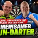Michael van Gerwen und Vincent van der Voort werfen gemeinsam einen Neun-Darter während eines Darts-Livestreams.
